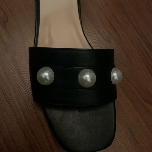 New Big pearl accent black flat leather sandals - Picture 1 of 4